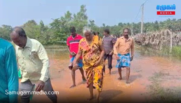 பல வாரங்களாக வெள்ளத்தில் மூழ்கிய கிராமங்களைப் பார்வையிடவில்லை; கிராம அலுவலருக்கு  எதிராகப் போராட்டம்! 